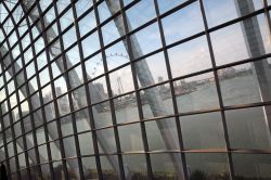 Vista della baia e del Singapore Flyer dal Flower Dome dei Gardens by the Bay, una delle due gigantesche serre che compongono questi giardini botanici del futuro fatti di stravaganti sculture ...