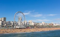 Vista della spiaggia di Brighton, una delle mete gay friendly in Inghilterra.