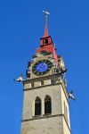 Vista di una delle torri gemelle colorate della chiesa principale di Winterthur, Svizzera. Si presenta con la guglia rossa e il disco dell'orologio dipinto di blu.



