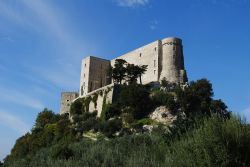 Vista d'insieme del Castello di Rocca dEvandro, il borgo medievale della provincia di Caserta - © Guglielmo D'Arezzo, CC BY-SA 3.0, Wikipedia