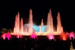 Vista notturna della Fontana Magica di Barcellona in Spagna