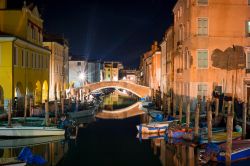 Vista notturna di uno dei canali di Chioggia nel Veneto