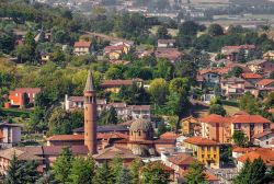 Vista panoramica del centro di Alba, Piemonte, Italia. Una bella immagine di questa cittadina in provincia di Cuneo famosa in tutto il mondo per il vino, il tartufo bianco e la Nutella - © ...