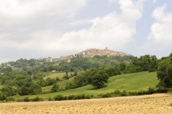 Vista panoramica del borgo di Chiusdino in estate, circondato dalla natura delle colline senesi