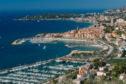 Vista panoramica del borgo di Mentone e della sua marina in Francia