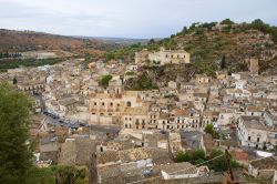 Vista panoramica del borgo barocco di Scicli in Sicilia