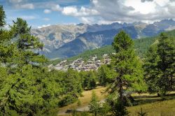 Vista panoramica del villaggio di Risoul sulle Alpi in Provenza (Francia)