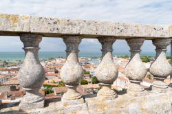 Vista panoramica del villaggio di Saint-Martin-de-Re (Francia) da dietro una balaustra in pietra.
