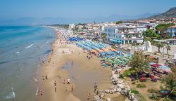 Vista panoramica della spiaggia del Borgo di Sperlonga nel Lazio - © Stefano_Valeri / Shutterstock.com