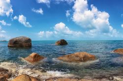 Vista panoramica della spiaggia di Chaloklum a Koh Pha Ngan, sud della Thailandia. Le acque dell'oceano lambiscono questa lunga striscia di sabbia bianchissima incastonata in una grande ...