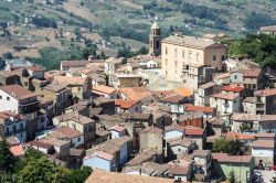 Vista panoramica di Avigliano in provincia di Potenza, Basilicata. Questo centro della Basilicata vanta origini antichissime che risalgono all'epoca romana quando venne fondata con il nome ...