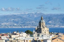 Vista panoramica di Messina e della basilica di Cristo Re, Sicilia. Questo sacrario in stile barocco è stato costruito nel 1937 sui resti del castello di Matagrifone; troneggia sulla ...