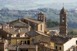 Vista panoramica di Montepulciano, Toscana, Italia. A spiccare sono gli edifici religiosi.

