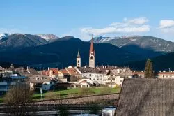 Vista panoramica di San Lorenzo di Sebato, comune in Alto Adige, sulle Alpi del Sudtirolo.