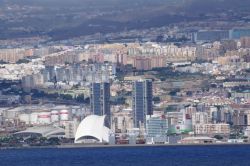 Vista panoramica di Santa cruz di Tenerife, la bella città delle Canarie - © nikola_pu / Wikipedia
