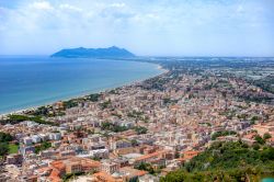 Vista panoramica di Terracina con il Promontorio del Circeo sullo sfondo, siamo nel Lazio