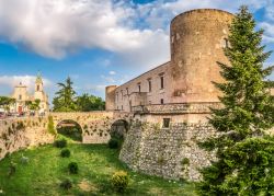 Vista Panoramica di Venosa e il suo Castello Aragonese: siamo in Basilicata - © canadastock / Shutterstock.com