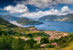 Vista panoramica di Marone sulla costa orientale del Lago di Iseo, con Monte Isola nelle vicinanze - © Andrew Mayovskyy / Shutterstock.com