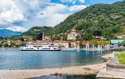 Vista panoramica su Laveno Mombello, Lombardia. Per il turismo Laveno Mombello rappresenta una delle mete del Lago più facilmente raggiungibili dai maggiori centri lombardi - © elesi ...