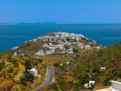 Vista panoramica sull'isola di Sifnos, Isole Cicladi - Situata fra Serifo e Milo e a circa 130 chilometri dal Pireo, Sifnos è un'isola montagnosa con valli fertili, belle spiagge ...