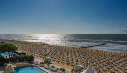 Vista panoramica sulla spiaggia e su una piscina di Jesolo, Veneto. Ogni anno i flussi turistici di questa località si attestano sui 4,5 milioni di presenze.



