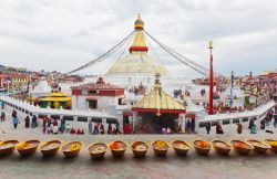 Vista panoramica sullo stupa di Boudhanath a Kathmandu, Nepal. Dal 1979 questo stupa, situato a 5 km dal centro della città, è nella lista dei patrimoni dell'Unesco. E' ...