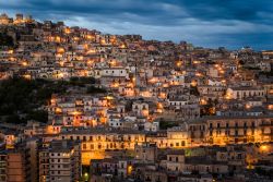 Vista serale della città di Modica nel sud-est della Sicilia