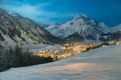 Vista serale di Lech in inverno, Alpi Austriache