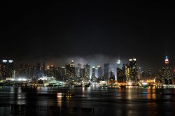 Panorama notturno dell'East river con skyline ...