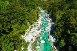 Vista spettacolare del fiume Isonzo a Caporetto in Slovenia.