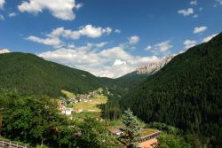 Vista su Nova Levante, provincia di Bolzano, Trentino Alto Adige. Questa località si trova nel cuore del Patrimonio mondiale dell'Unesco a ridosso dell'imponente Catinaccio che ...