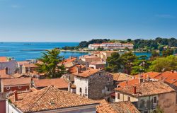 Vista sul Mar Adriatico dalla antica torre di Porec, Croazia. Il panorama di cui si gode sull'Adriatico dall'alto della torre cittadina - © Evgeniya Moroz / Shutterstock.com