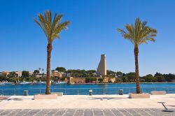 Vista sul mare e sul Monumento al Marinaio d'Italia, Brindisi, Puglia.



