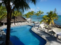 Vista sulla piscina di un hotel di lusso a Belle Mare, Mauritius - Uno spettacolare scorcio panoramico sulla piscina di uno dei resort lussuosi ospitati a Belle Mare, sulla costa orientale dell'isola ...