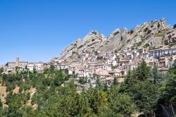 Immersa nella natura della Basilicata centrale, la cittadina Pietrapertosa è uno dei borghi più belli della lucania - © Mi.Ti. / Shutterstock.com