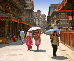 Vita di tutti i giorni nelle strade di Kathmandu, Nepal. Una scena di vita quotidiana fotografata lungo le vie del centro città su cui si affacciano edifici e palazzi di ogni stile - Dhoxax ...