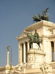 Un dettaglio del Vittoriano: Il monumento nazionale a Vittorio Emanuele II, nella foto in alto la Quadriga con Vittoria alata, in primo piano la statua equestre raffigurante il Re ...