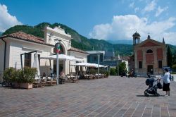 Vittorio Veneto, provincia di Treviso (Veneto): veduta della piazza cittadina in una giornata primaverile - © Ghischeforever / Shutterstock.com