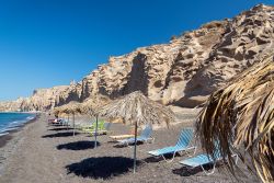 Vlychada beach, ombrelloni sulla spiaggia nera di Santorini, Grecia. Qui, a sud dell'isola di Santorini, a 14 chilometri da Fira, sembra di essere sulla luna. A renderla unica è la ...