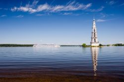 Crociera sul Volga: campanile di Kalyazin - © Ivan Pavlov / shutterstock.com