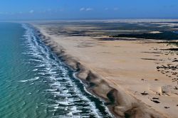 In volo sopra la zona di Caburé, all'interno dei Lençois Maranhenses (Brasile): da un lato l'Oceano Atlantico, dall'altro il parco nazionale.