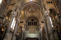La volta decorata nella navata centrale della basilica di Notre-Dame de Fourviere a Lione, Francia - © posztos / Shutterstock.com
