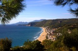 Vrachos Loutsa beach nei pressi di Parga, distretto di Preveza, Grecia. Questa affascinante distesa di sabbia è circondata da alte montagne verdi.
