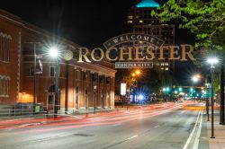 Welcome a Rochester, stato di New York (USA): il cartello di benvenuto lungo South Clinton Avenue fotografto by night - © Paul Brady Photography / Shutterstock.com