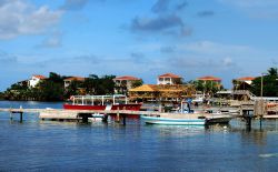 West End a Roatan, Honduras - E' pressochè l'unica località di Roatan dove si possono trovare botteghe e negozi di souvenir oltre che ristoranti per trascorrere serate ...