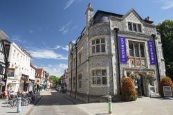 Il Winchester City Museum, Inghilterra. Nel museo cittadino tre gallerie raccontano la storia del passato di Winchester dalle origini sino ai tempi moderni - © irisphoto1 / Shutterstock.com ...