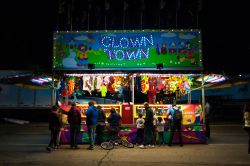 Winnipeg, Manitoba (Canada): un gruppo di persone partecipa al Carnival Game durante la manifestazione Many fest 2018 - © Salvador Maniquiz / Shutterstock.com