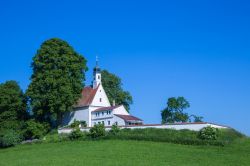 Cappella di Wolfegg nei dintorni di Weingarten, Germania - La graziosa chiesetta del comune di Wolfegg nel land del Baden-Wurttemberg © msgrafixx / Shutterstock.com