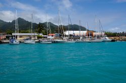 Yacht ormeggiati nel porto di Avatiu a Avarua, Isole Cook. Durante la stagione delle piogge, da novembre ad aprile, per il rischio dei cicloni tropicali, le barche non posso sostare in modo ...