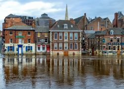 York, Inghilterra: il fiume Ouse attraversa la città assieme al fiume Foss. A volte, quando le piogge sono intense, i fiumi esondano e invadono le strade di York - foto © TasfotoNL ...